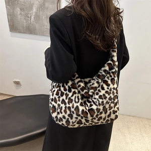 Grand sac à bandoulière léopard en peluche et fausse fourrure pour un style streetwear