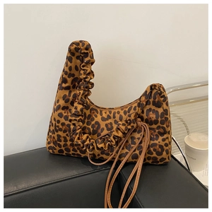 Vue détaillée du sac léopard avec poignée plissée et fines bandoulières marron