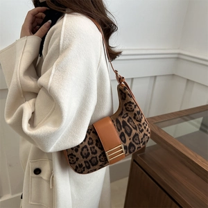 Borsa a mezzaluna vintage leopardata con fibbia dorata e tracolla regolabile sul cappotto