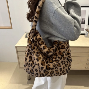 Grand sac à bandoulière en fausse fourrure léopard pour un style urbain d'hiver