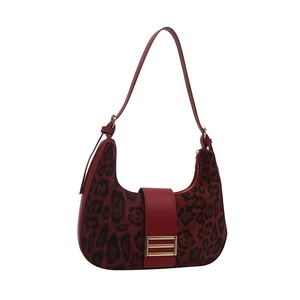 Borsa a mezzaluna leopardata rossa con finiture dorate e tracolla in pelle