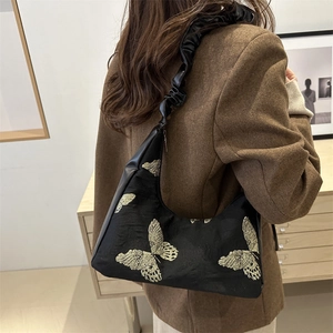 Elegante borsa hobo nera con ricamo a farfalla dorata e una tracolla arricciata di tendenza