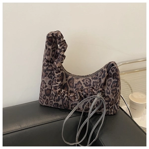 Détail du sac cabas léopard avec poignée froncée élégante et texture en suédine