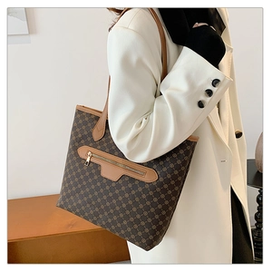Detailed view of the vintage brown hobo bag with floral pattern and large front zipper pocket