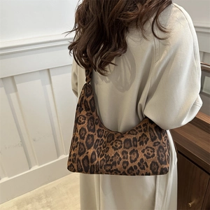 Grand sac hobo léopard avec détail de nœud et silhouette fourre-tout d'hiver