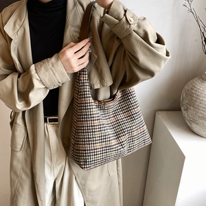 Retro houndstooth plaid tote bag with brown leather shoulder strap for casual wear