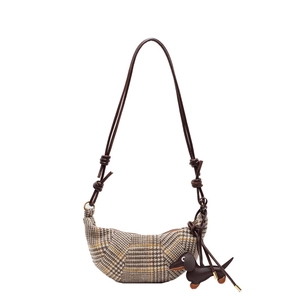 Braune karierte Halbmond-Tasche mit Lederriemen und Dackel-Anhänger im Detail-Look