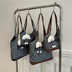 Borse tote in denim grandi e medie con finiture in pelle e ciondolo a nuvola soffice