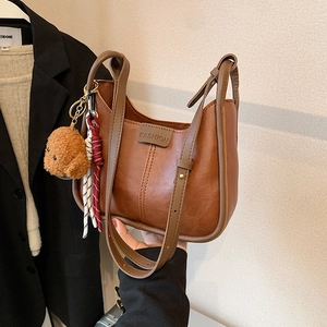Vintage PU Leather Shoulder Bag For Women Large Capacity Commuter Crossbody Bag With Teddy Bear Charm Minimalist Tote