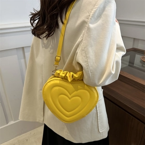 Sac à bandoulière tendance en forme de cœur jaune avec bordure à volants et détails matelassés