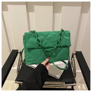Détail du sac matelassé vert avec chaîne épaisse et texture en nylon souple