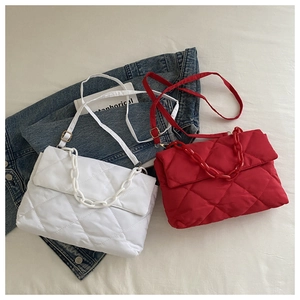 Détails de grands sacs enveloppe matelassés en blanc et rouge avec bandoulière chaîne