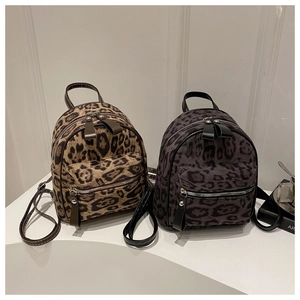 Detailweergave van mini-rugzakken met luipaardprint in bruin en grijs met ritsen