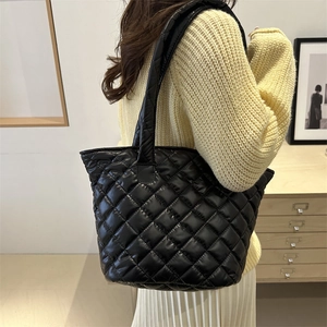 Grand sac cabas matelassé noir avec surpiqûres en losanges pour mode hivernale