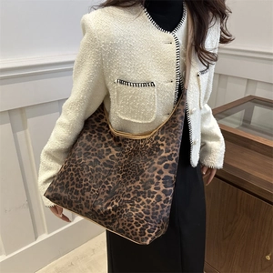 Stylish leopard print large capacity shoulder tote bag for women in premium leather