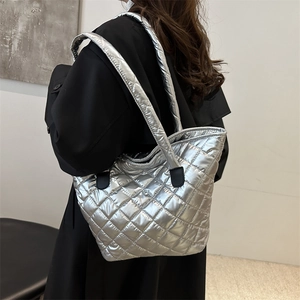 Grand sac cabas matelassé argenté métallisé avec motif à losanges élégant