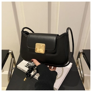 Dettaglio della borsa in pelle nera con una grande fibbia quadrata in oro lucido
