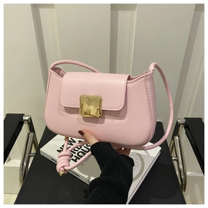 Dettaglio borsa rosa con fibbia dorata quadrata e tracolla con nodo decorativo