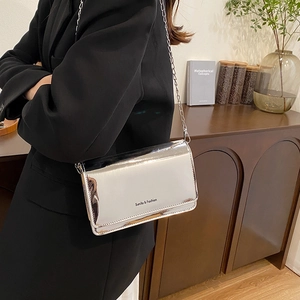 Sac bandoulière argenté brillant avec chaîne au design carré minimaliste chic