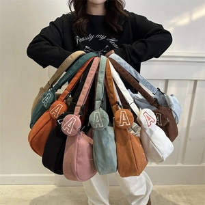 Grande borsa tote in velluto a coste con piccola pochette tonda e tracolla