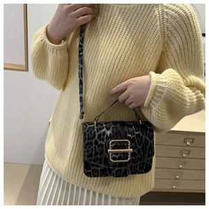 Détail du sac léopard avec boucle dorée carrée et texture en cuir PU élégant