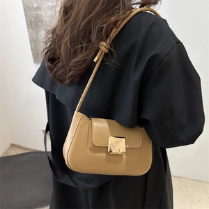 Borsa sottobraccio kaki minimalista con fibbia dorata indossata da una modella