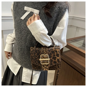 Détail du sac bandoulière léopard vintage avec boucle dorée et sangle réglable