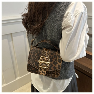 Détail d'un sac à main léopard vintage avec fermoir doré et matière texturée élégante