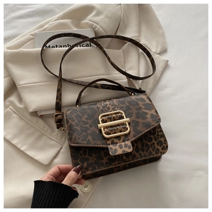 Gros plan du sac à main léopard vintage avec détail de boucle métallique dorée chic