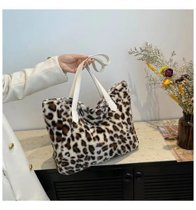 Dettaglio della borsa tote in peluche leopardata con ecopelliccia e manici bianchi resistenti