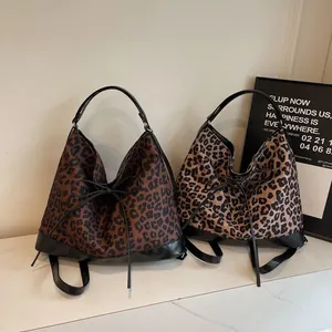 Sacs cabas tendance à imprimé léopard avec finitions en cuir noir et détails de nœud