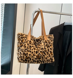 Dettaglio della borsa tote leopardata in ecopelliccia con manici in pelle marrone
