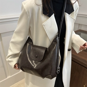 Grande borsa hobo retrò in pelle PU marrone scuro per la moda invernale chic
