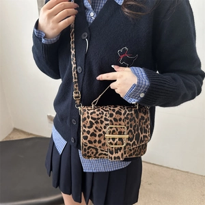 Petit sac carré vintage à imprimé léopard avec bandoulière réglable et boucle dorée