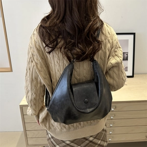 Borsa hobo retrò in pelle nera da donna con stile autunnale in maglia morbida