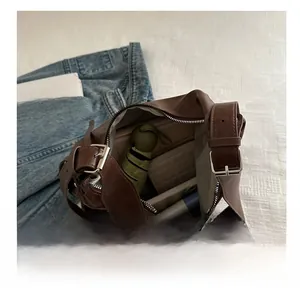 Detailansicht einer großen braunen Ledertasche mit großzügigem Stauraum für den Alltag