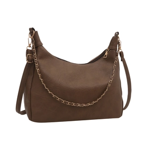 Sac hobo en cuir marron avec chaîne dorée et fine bandoulière sur fond blanc épuré