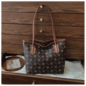 Dettaglio del motivo monogramma della borsa tote vintage in un cassetto