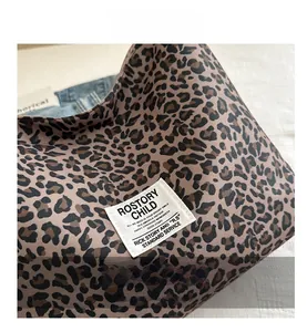 Gros plan du sac cabas léopard avec étiquette vintage en tissu ROSTORY CHILD