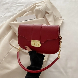 Elegant Crocodile Embossed PU Leather Shoulder Bag For Women Minimalist Square Bag With Gold Metal Buckle And Chain Strap