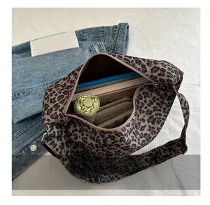 Vue intérieure du sac cabas léopard montrant une grande capacité pour vos objets