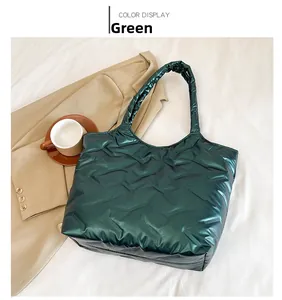Gros plan détaillé du fourre-tout matelassé vert foncé avec coutures sur nylon doux