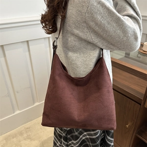 Minimalist large capacity tote bag in coffee suede with vintage shoulder strap style
