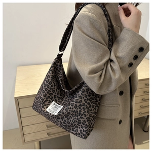 Gros plan du sac cabas en nylon à motif léopard avec étiquette de logo blanche