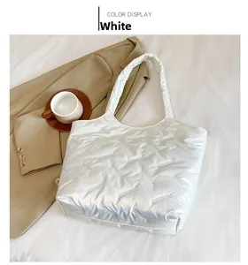 Gros plan du sac cabas matelassé blanc avec surpiqûres ondulées élégantes et finition douce