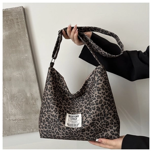 Détail du sac cabas en nylon à motif léopard avec étiquette vintage rétro