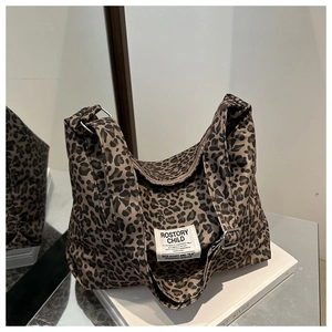 Vue détaillée du sac cabas en nylon à motif léopard avec étiquette tissée et boucle