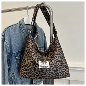Détail du sac cabas en toile imprimé léopard avec étiquette tissée et texture