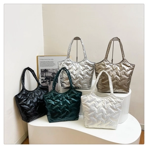 Sacs cabas matelassés en noir, vert, argent, bronze et blanc à texture brillante