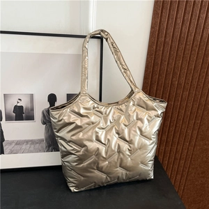 Grand Sac à Épaule Matelassé pour Femmes en Cuir PU Brillant Métallique Fourre-tout pour Voyage Décontracté Mode